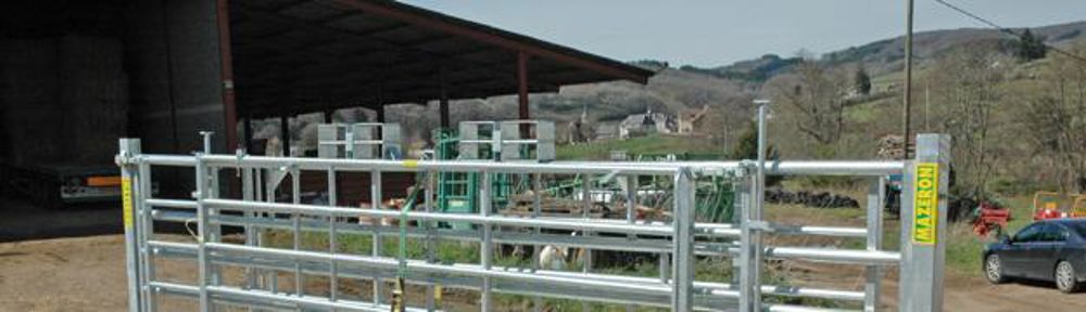 Jusqu’à 36 m. La barrière dépliable se compose d’un bâti central de 6 m de long, aux extrémités duquel est monté un jeu de deux barrières articulées de 5 et 4 m. On pourrait aussi avoir deux doubles barrières de 5 m, voire trois de 5 m pour barrer jusqu’à 36 m de longueur. Les barrières annexes étant montées sur des roues, pas besoin de gros effort pour les déplier. Et rien à porter pour ménager son dos. Ci-dessous, de gauche à droite, le dépliage de la barrière…J.-M.Vocoret